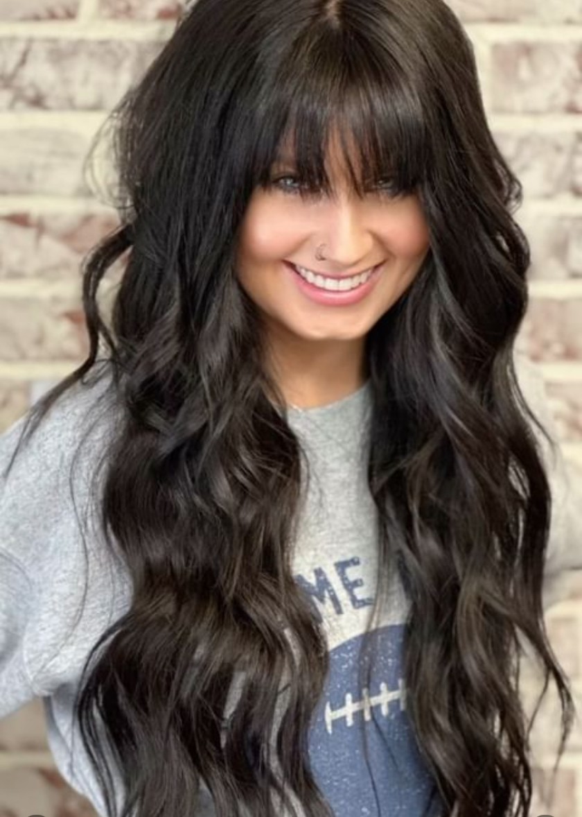 Brunette wavy hairstyle